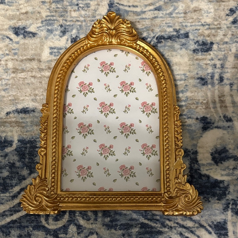 Vintage-Inspired Gold Ornate Picture Frame